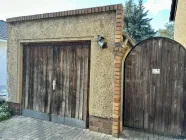 vordere Garage und Hoftor