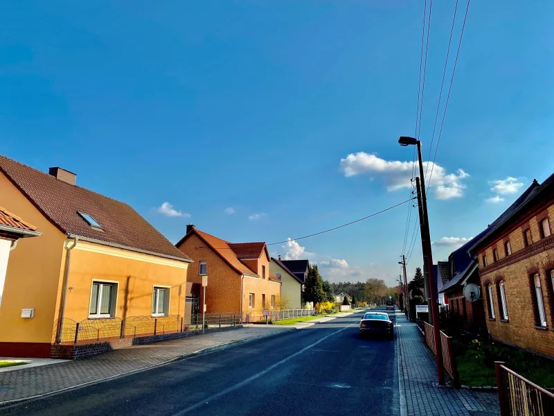 Bebauung in der Umgebung, ruhige Dorfstraße