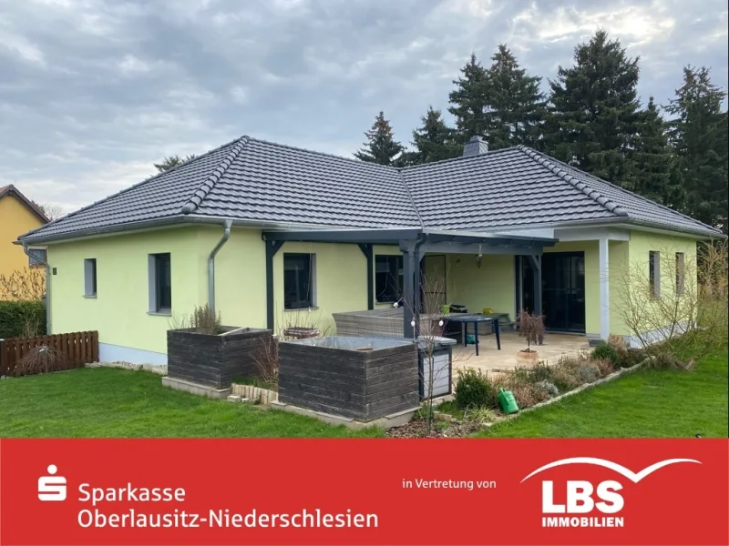 Südwestansicht mit Außenterrasse - Haus kaufen in Bernstadt - Neuwertiges modernes Einfamilienhaus im Bungalowstil !