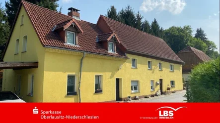 Straßenansicht  - Haus kaufen in Großhennersdorf - Zwei in Eins - Wohnen und Vermieten