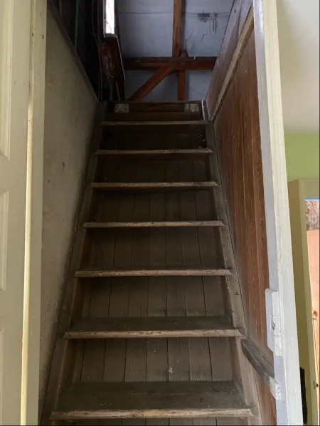 Treppe zum Dachgeschoss