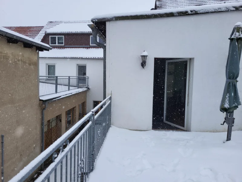 Blick auf Immobilie von der Terrasse