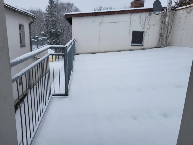 OG-Blick vom Badezimmer auf Dachterrasse