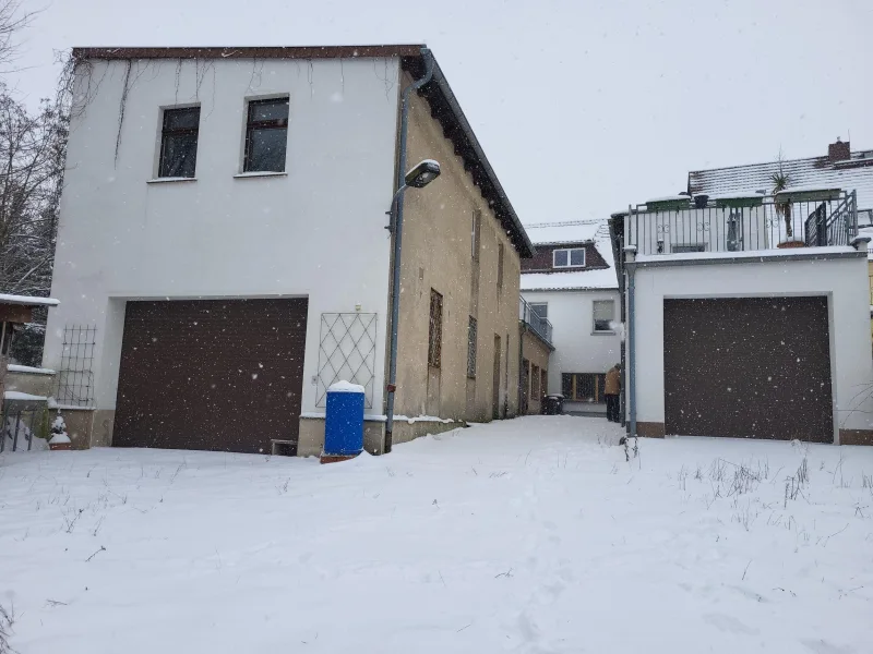 Blick vom Garten aufs Haus und Garage