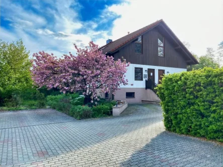 Titelbild - Büro/Praxis kaufen in Waldhufen - Wohnhaus mit Kapitalanlage und wundervollen Garten