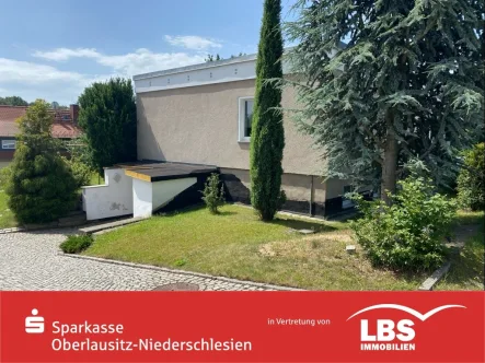 Nordostansicht mit Garagenzufahrt - Haus kaufen in Görlitz - Einfamilienhaus im Bungalowstil !