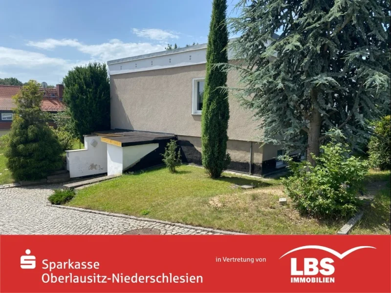 Nordostansicht mit Garagenzufahrt - Haus kaufen in Görlitz - Einfamilienhaus im Bungalowstil !