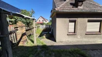 Blick vom Grundstück aufs Haus