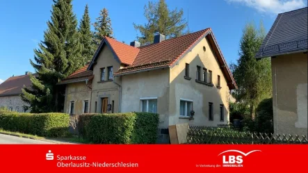 Front- und Seitenansicht - Haus kaufen in Ebersbach-Neugersdorf - Ein Haus mit Potential-sofort beziehbar 