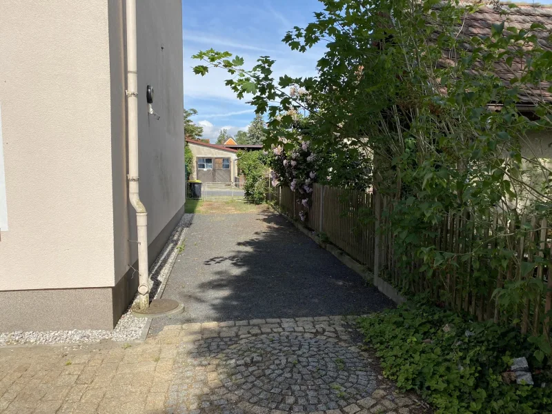 Einfahrt mit Blickrichtung Straße