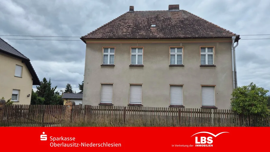 Wohnhaus und Zufahrt zum Grundstück - Haus kaufen in Krauschwitz - Sanierungsbedürftiges EFH in Sagar