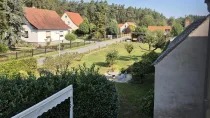 Blick vom Balkon in den Garten