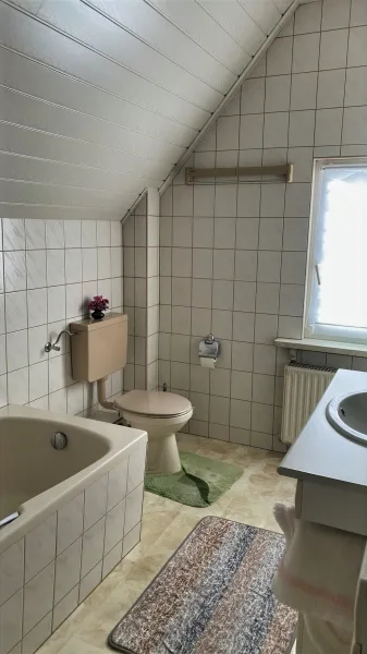 DG 8 - Bad mit Wanne und WC