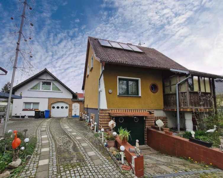 Gebäudeansicht - Haus kaufen in Altlandsberg - Einfamilienhaus mit Nebengebäude auf großem Grundstück!