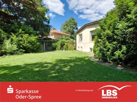 seitliche Gartenansicht - Haus kaufen in Berlin - Großzügiger Bungalow für die ganze Familie!