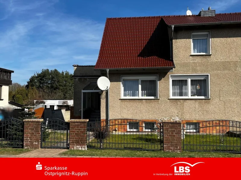 Straßenansicht - Haus kaufen in Neustadt - Solide Doppelhaushälfte mit Dachterrasse