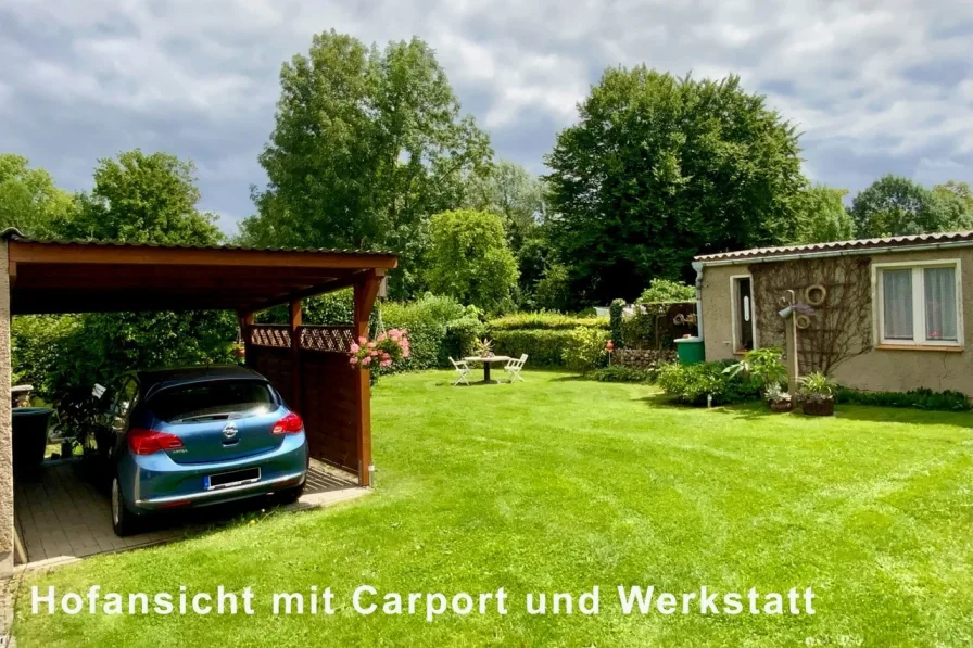 Hofansicht mit Garten und Carport