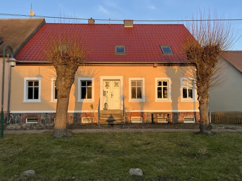 Frontansicht - Haus kaufen in Tarmow - Saniertes Bauernhaus mit großem Garten