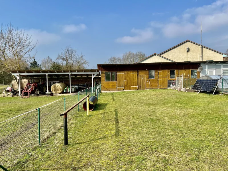 Abstellräume und Carport