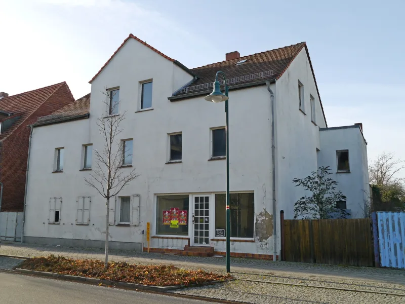 Straßenansicht - Haus kaufen in Welzow - Sanierungsobjekt in zentraler Geschäftslage