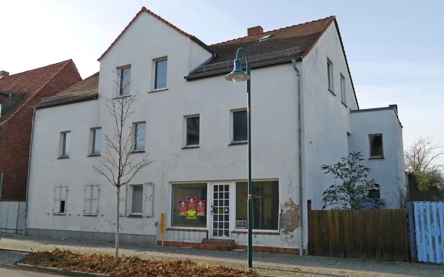 Straßenansicht - Haus kaufen in Welzow - Sanierungsobjekt in zentraler Geschäftslage