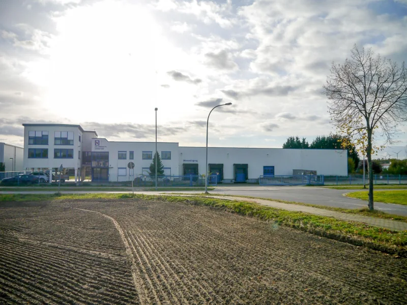 Halle mit Bürotrakt - Halle/Lager/Produktion kaufen in Kolkwitz - Ideal für Ihr mittelständisches Gewerbe