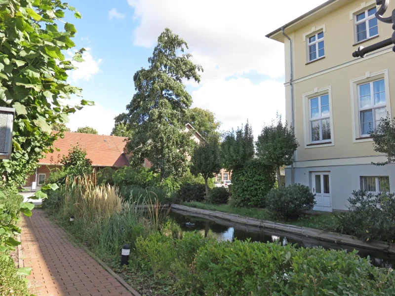 Gutshaus - Garten mit Teich