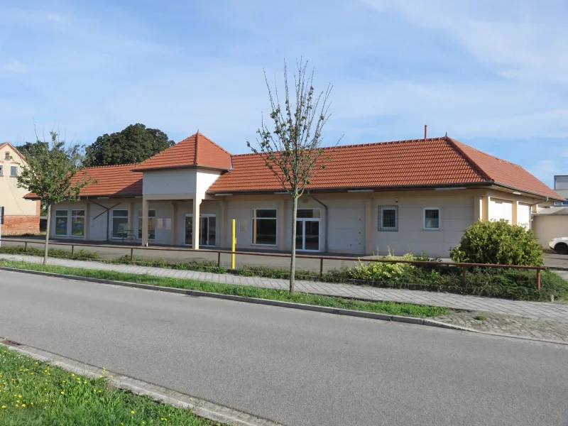 Straßenansicht - Halle/Lager/Produktion kaufen in Welzow - Präsentieren Sie Ihr Gewerbe mitten in Welzow!