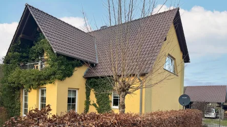 Straßenansicht - Haus kaufen in Schenkendöbern - Großzügiges Heim in grüner Umgebung