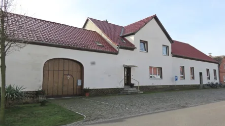 Ansicht Einfahrt/Wohnhaus/Saal - Haus kaufen in Elsterheide - Alles ein bisschen größer!