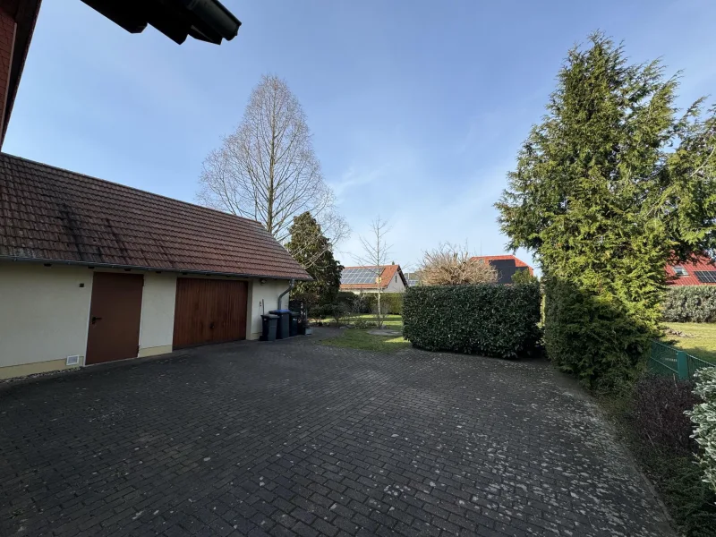 Garage mit Hofbefestigung