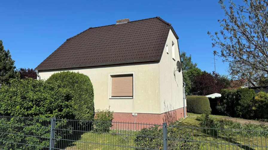 Straßenansicht - Haus kaufen in Cottbus - Solides Haus sucht Familie!