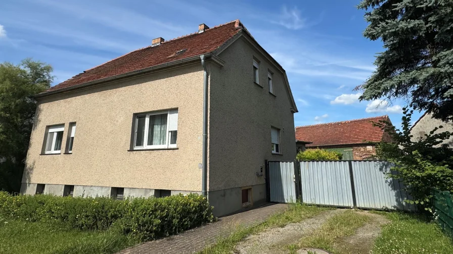 Straßenansicht - Haus kaufen in Guben - Geräumiger 3-Seiten-Hof in ruhiger Lage