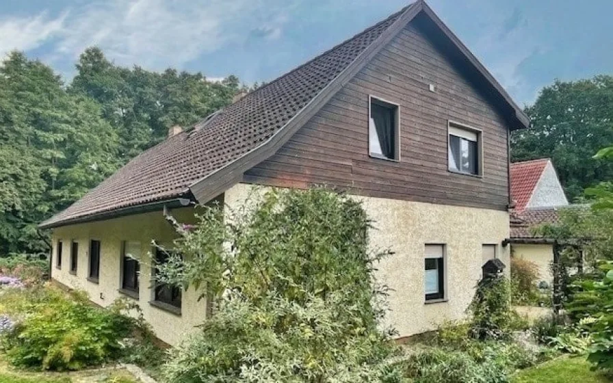 Straßenansicht rechts - Haus kaufen in Schenkendöbern - Großzügiges 2-Familienhaus in Alleinlage