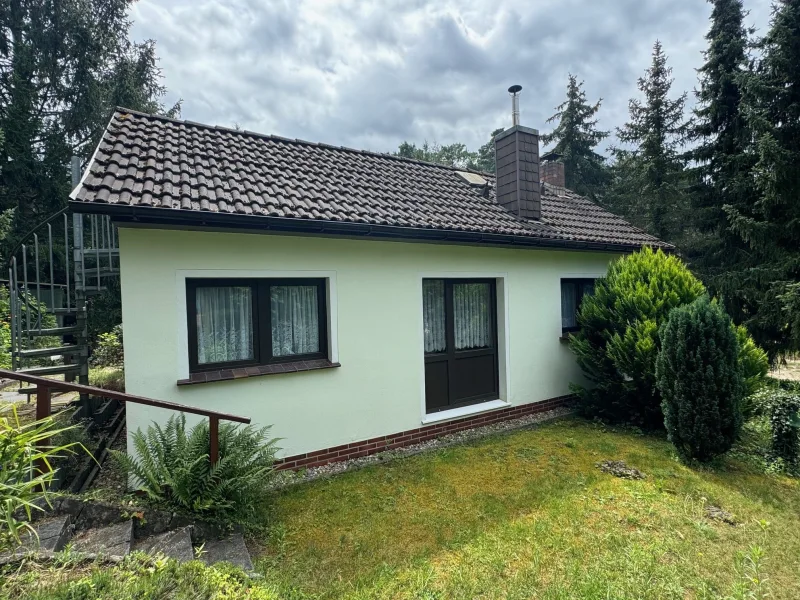 Seitenansicht Bungalow - Haus kaufen in Schenkendöbern - Charmantes Ferienhaus mit Bootssteg