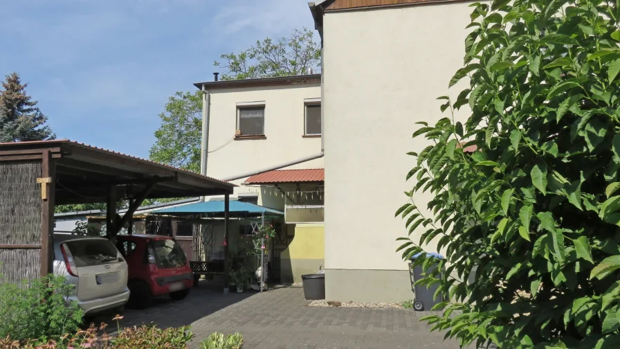 Doppelcarport und Terrasse