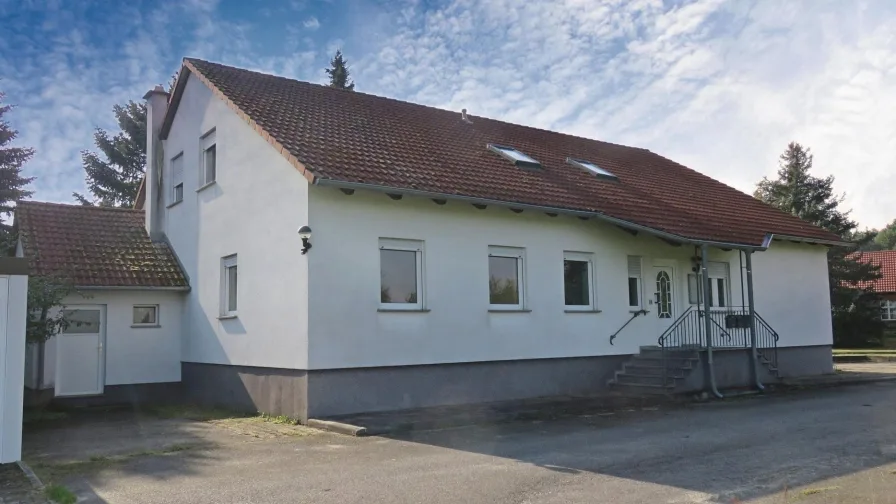 Hausansicht vom Feld - Haus kaufen in Spremberg - modernes Landhaus mit Weitblick