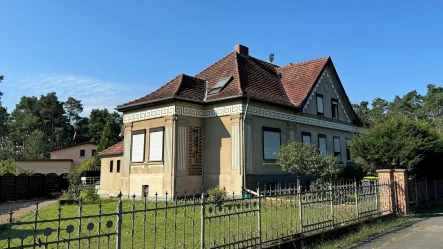 Straßenansicht, seitlich - Haus kaufen in Forst - Stilvoll Wohnen in Keune 