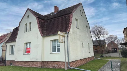 Straßenansicht 2 - Haus kaufen in Turnow-Preilack - Saniertes Haus mit viel Potenzial!