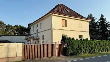 Straßenansicht - Haus kaufen in Jänschwalde - Wohnglück auf 2 Etagen für Jung und Alt