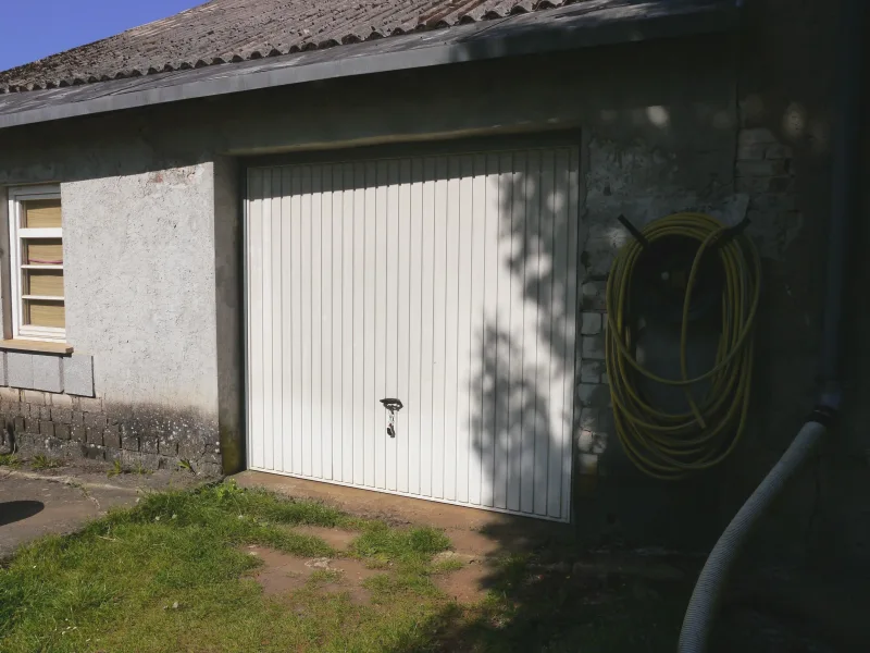 Garage hinten am Haus