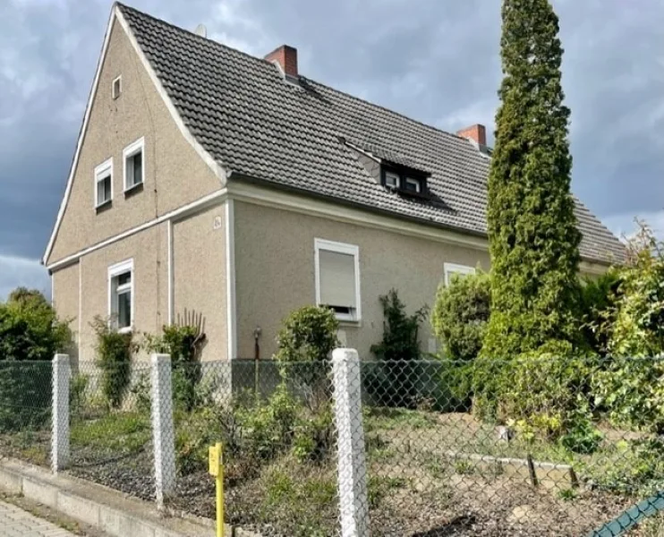  - Haus kaufen in Angermünde - Doppelhaushälfte mit Garage zu verkaufen