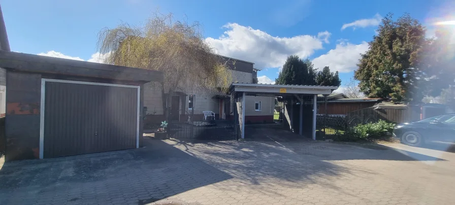 Garage + Carport vor dem Haus