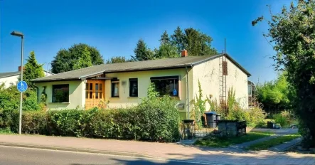 Straßenansicht - Haus kaufen in Ueckermünde - Bungalow + Gartenhäuschen im Seebad Ueckermünde