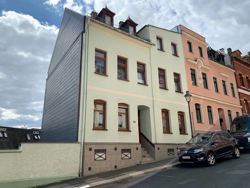 Hausansicht - Haus kaufen in Reichenbach - Ein-/Zweifamilienhaus mit 2 Garagen in Reichenbach !
