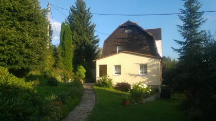 seitliche Ansicht mit Garten - Haus kaufen in Klingenthal - Traumhafte Lage für Ihr Zuhause oder Ferienhaus!