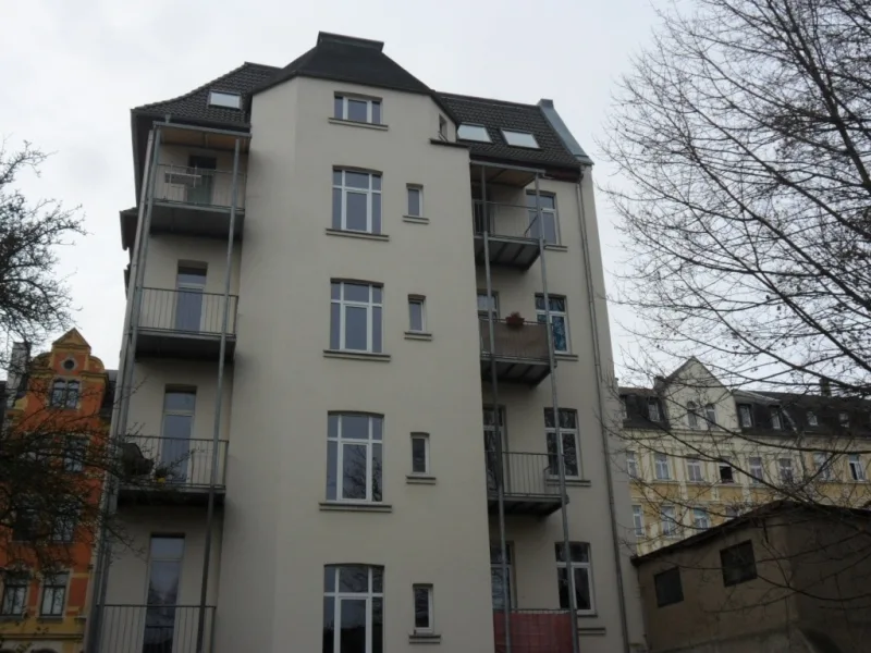 Gebäude Rückansicht - Wohnung kaufen in Plauen - Zwei-Raum-Wohnung mit Balkon in beliebtem Umfeld!
