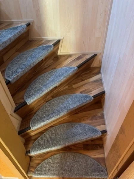 Treppe mit Teppich