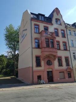 Straßenansicht - Wohnung kaufen in Plauen - Schönes Dachgeschoss mit Balkon!!!