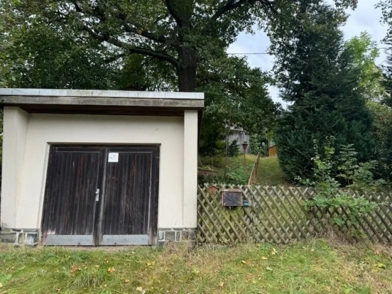 Garage mit Zuwegung zum Objekt